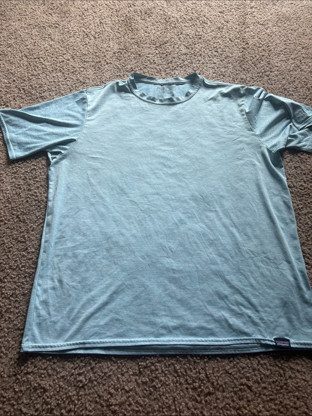 B31 Patagonia Capilene Material SS, women’s Md— company logo on arm